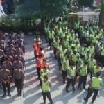 DISIAGAKAN – Personil polisi dari Polres Lamongan yang siap mengamankan pelantikan Anggota DPRD Kabupaten Lamongan 2014-2019, di gedung DPRD Lamongan, Minggu (24/8/2014) besok. foto : haris sugianto/BangsaOnline