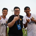 Dewan Pembina Persik Kediri Hanindhito Himawan Pramana (tengah) bersama dua penggawa Persik. Foto: Ist.