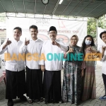 Gus Ipul bersama keluarga saat menyalurkan hak suaranya di TPS 4, Jalan Gayungan PTT Nomor 68, Surabaya. Foto: YUDI ARIANTO/BANGSAONLINE