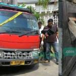 Posisi truk miring ke kanan. Dan kondisi korban sebelum dievakuasi. foto: ekoyono/ BANGSAONLINE