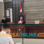 Terdakwa mutilasi di Kediri saat mengusap air matanya usai membacakan pledoi. Foto: MUJI HARJITA/BANGSAONLINE