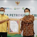 Direktur Utama Petrokimia Gresik, Rahmad Pribadi (kiri) saat menerima Sertifikat Sistem Manajemen Anti Penyuapan. foto: ist.
