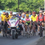 Dalam rangka melakukan sosialisasi Milenial Road Safety Festival, Polresta Sidoarjo menggelar gowes bareng.