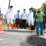 RESPONSIF: Bupati Gus Muhdlor dan Wabup Subandi melihat perbaikan Jalan Lingkar Barat Sidoarjo, Sabtu (27/2). foto: ist.