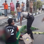 Petugas dibantu warga hendak mengevakuasi korban.