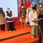 Prof Dr KH Asep Saifuddin Chalim, MA saat memencet tombol undian umroh dalam acara launching Samsat OPOP (One Pesantren One Product) Jatim dan pengundian tabungan umroh tahap II dalam rangka Hari Jadi ke-76 Provinsi Jatim di Masjid Kampus Institut KH Abdul Chalim Pacet, Mojokerto, Sabtu (30/10/2021) malam. foto: Rochmat Saiful Aris / BANGSAONLINE