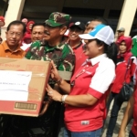 Bank Jatim salurkan CSR kepada korban bencana Sidoarjo.