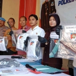 Kasatreskrim Polres Bangkalan, AKP Bangkit Dananjaya, saat konferensi pers terkait bentrok antarkelompok warga di Desa Tanah Merah Laok.