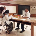 Suyono, salah satu kandidat Kepala Diskominfo ketika menjalani sesi wawancara. foto: SYUHUD/ BANGSAONLINE
