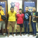 Kedua tersangka bersama anggota Satreskrim yang mengamankan.