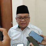 Sekretaris Komisi I DPRD Kabupaten Kediri H. Maskur Lukman saat memberi keterangan kepada wartawan. Foto: MUJI HARJITA/ BANGSAONLINE