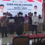 Ketua Baznas Kabupaten Malang Khoirul Hafidz (baju putih) saat menyerahkan bantuan bedah rumah secara simbolis. Turut hadir Bupati Malang, Ketua Baznas Jatim.