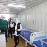 Gubernur Khofifah saat mengecek kontainer UGD.