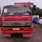 Truk trailer dengan nomor polisi L 8954 UO yang dikemudikan Teguh Rudianto (24), Kelurahan Sememi, Kecamatan Benowo, Surabaya. Foto: Ist.