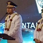 Bupati Gus Yani didampingi Wabup Bu Min saat memberikan sambutan pertama kali di hadapan forkopimda, pejabat, tokoh masyarakat, dan parpol usai dilantik. (foto: SYUHUD/ BANGSAONLINE)