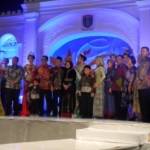 Bupati Ngawi saat foto bersama dengan para peserta modelling. (foto: zainal abidin/BANGSAOLINE)