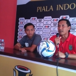 Jordi Kartiko dengan Agus Budi, Kapten Persibo Bojonegoro.