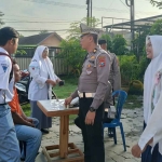 Pelajar yang mengendarai motor saat menerima bimbingan berkendara di Mapolsek Wonoayu, Sidoarjo.