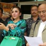 Regina saat melapor ke Polda Metro Jaya didampingi kuasa hukumnya. foto: liputan6.com