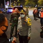 Kapolresta Sidoarjo Kombes Pol. Sumardji turun langsung melakukan patroli mengecek jalannya jam malam di wilayahnya.