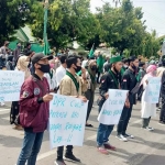 Aksi Himpunan Mahasiswa Islam (HMI) Cabang Sumenep saat menggelar demo di depan gedung kantor DPRD Kabupaten Sumenep.