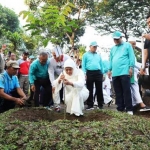 Gubernur Jatim, Khofifah Indar Parawansa melakukan penanaman bibit buah Matoa, yang merupakan pohon khas Papua, di halaman Edu Park, kompleks Masjid Nasional Al-Akbar Surabaya, Minggu (1/9). foto: ist