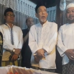 Ketua DPRD Gresik, Fandi Akhmad Yani (kanan) bersama KH. Muktar Jamil saat ziarah di makam waliyullah Kanjeng Sunan Giri. foto: ist.