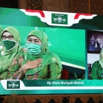 Ketua Umum Muslimat NU, Khofifah Indar Parawansa menyapa Ibu Nyai Hj. Sinta Nuriyah Wahid dalam halalbihalal virtual Muslimat NU. (foto: ist).
