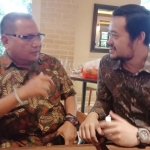 Politikus senior Partai Demokrat, Dr. Kuswanto berdiskusi dengan Calon Ketua DPD Partai Demokrat Jatim, Bayu Airlangga, SH. foto: istimewa