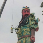 Patung Khong Co sedang diperbaiki.