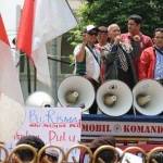 I Wayan Titib Sulaksana memimpin aksi demo di depan Balai Kota Surabaya. foto: antara