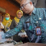 Kepala Dinas Kesehatan Kota Kediri Muhammad Fajri Mubasysyir saat sidak makanan di Pasar Grosir Ngronggo. Foto: Ist.