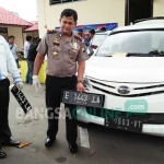 Kapolres Blitar Kota, AKBP Heru Agung Nugroho menunjukkan barang bukti mobil Daihatsu Xenia. foto: AKINA/ BANGSAONLINE