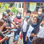 Musyarrofah (pegang kertas) bersama Asmani, KPM BPNT di Desa Pakis.