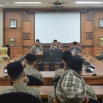 Wabup Moh. Qosim saat menerima rombongan kafilah MQK. foto: SYUHUD/ BANGSAONLINE