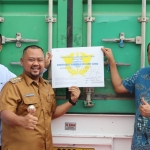 Bupati Gresik, Fandi Akhmad Yani (dua dari kiri)  saat melepas ekspor pakan ternak produksi PT Aji Bakuh Anugrah ke Malaysia. Foto: Ist.