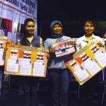 Dini, komisioner KPU bersama SPG di sela-sela sosialisasi pilkada. foto: hadi prayitno/ BANGSAONLINE