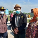 KUNJUNGAN: Hudiyono (kiri) menyambut pejabat Kementan di BPP Porong, Kamis (5/11). foto: ist.