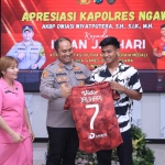 Kapolres Ngawi saat menerima Jersey bernomor 7 dari Irfan jauhari, peraih medali Emas pada Sea Games 2023.