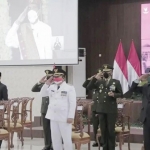 Bupati Hendy Siswanto bersama Wabup Firjoun Barlaman dan Forkopimda mengikuti Upacara Detik-detik Proklamasi secara virtual yang digelar di Istana Presiden Republik Indonesia, Selasa (17/8/2021), di Pendopo Wahyawibawagraha.