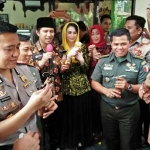 Bupati Emil dan istri, serta jajaran Forkopimda saat minum coklat bersama di rumah coklat. foto: herman/ BANGSAONLINE