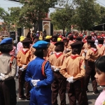 Para peserta lomba gerak jalan tingkat SD se-Kota Pasuruan.