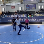 Dr Ir H Ahmad Rizki Sadig secara simbolik menendang bola dalam even Rizki Sadig Futsal Championship di GOR ITS Surabaya, Ahad (5/10/2025). Foto: BANGSAONLINE
