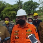 Bupati Jember, Hendy Siswanto, saat meninjau pelaksanaan proyek Pembangunan Bendungan di Dusun Duplang, Desa Kamal, Kecamatan Arjasa.