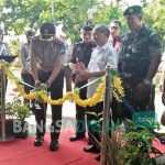 Kapolres Tuban AKBP Fadly Samad menggunting pita dalam peluncuran aplikasi Siskaldu foto: GUNAWAN/ BANGSAONLINE.