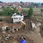 Foto udara kawasan terdampak banjir bandang aliran Sungai Cimanuk di Kampung Cimacan, Tarogong, Kabupaten Garut, Jawa Barat.