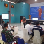 Pengelola Lapangan Banyuurip, Blok Cepu, EMCL, saat menyosialisasikan zona keselamatan dan keamanan FSO Gagak Rimang kepada nelayan di Desa Karangagung.