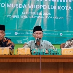 Ketua Ponpes Wali Barokah, KH. Sunarto (tengah),  didampingi Ketua DPD LDII Kota Kediri, Agung Priyanto (kiri), dan Ketua Panitia Musda ke VII, Lukman Efendi, saat konferensi pers. Foto: MUJI HARJITA/BANGSAONLINE