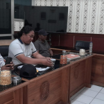 Warga Desa Kotakan saat disambut oleh Komisi I DPRD Kabupaten Situbondo