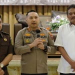 Kapolres Kediri Kota AKBP Teddy Chandra saat memberi sambutan bersama Ketua DPRD Kota Kediri Gus Sunoto (kanan) dan Kasi Intel Kejaksaan Negeri Kota Kediri Boma Wira Gumilar. Foto: Ist. 